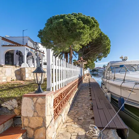 Casa Con Piscina, Gran Amarre Y 4 En Castello D'empuries - Hisp-288-53 *
